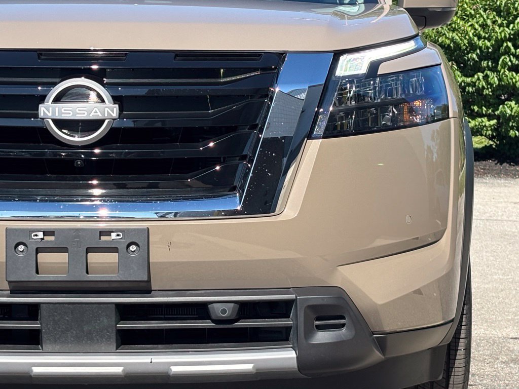 Used 2025 Nissan Pathfinder Platinum AWD/4WD image 10
