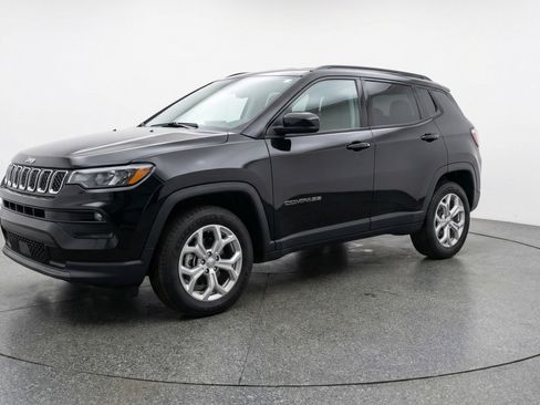 Used 2025 Jeep Compass Latitude AWD/4WD image 3