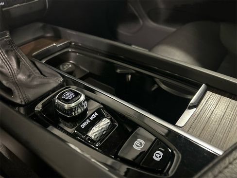 Certified 2021 Volvo XC60 T5 Momentum w/ Premium Package image 20