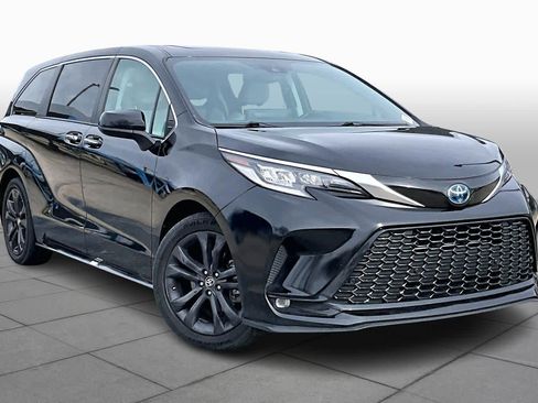 Used 2023 Toyota Sienna XSE image 3