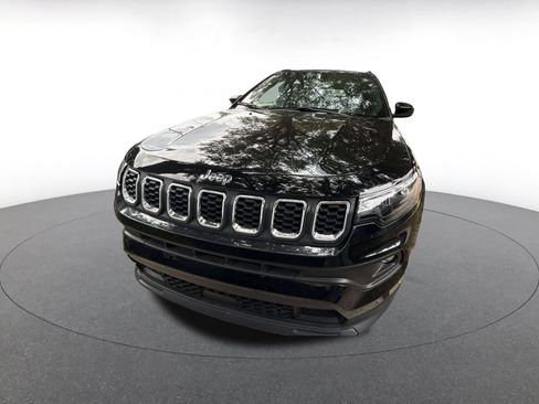 Used 2025 Jeep Compass Latitude AWD/4WD image 2