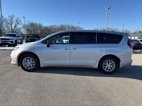 New 2026 Chrysler Pacifica Select FWD image 6