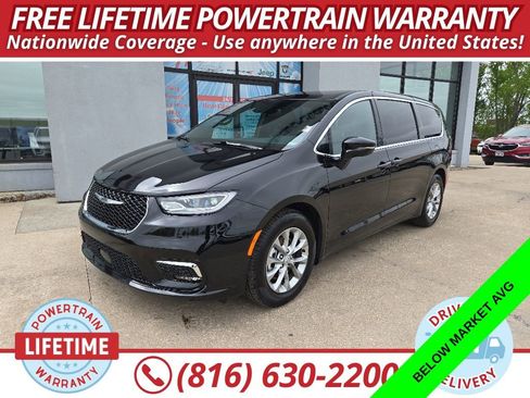 Used 2026 Chrysler Pacifica Limited FWD image 1