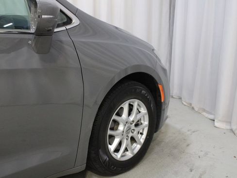 Used 2022 Chrysler Pacifica Touring-L w/ Uconnect Theater Family Group FWD image 28