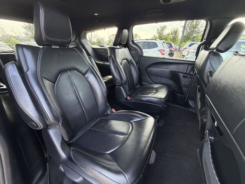 Used 2019 Chrysler Pacifica Touring-L w/ S Appearance Package FWD image 16