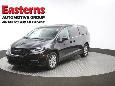 Used 2023 Chrysler Pacifica Touring-L FWD image 57