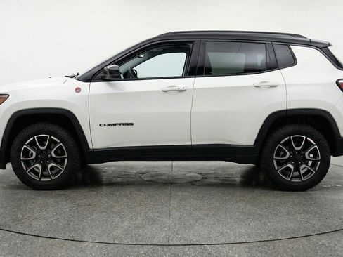 Used 2025 Jeep Compass Trailhawk AWD/4WD image 3