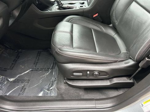 Used 2023 Chevrolet Traverse RS FWD image 13