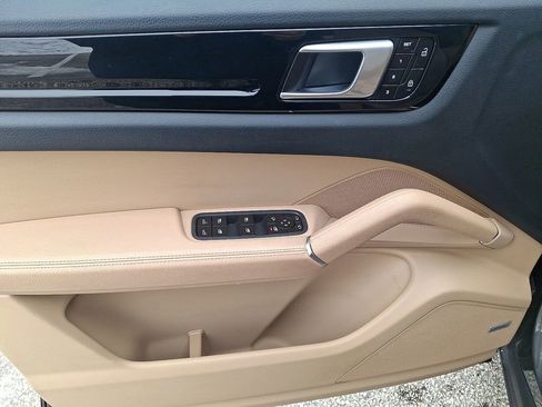 Used 2019 Porsche Cayenne Base image 13