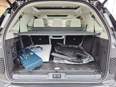 Used 2025 Land Rover Discovery S image 13