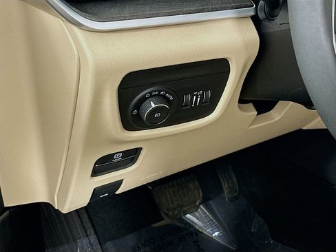 Certified 2025 Jeep Grand Cherokee Limited w/ Black Appearance Package AWD/4WD image 18