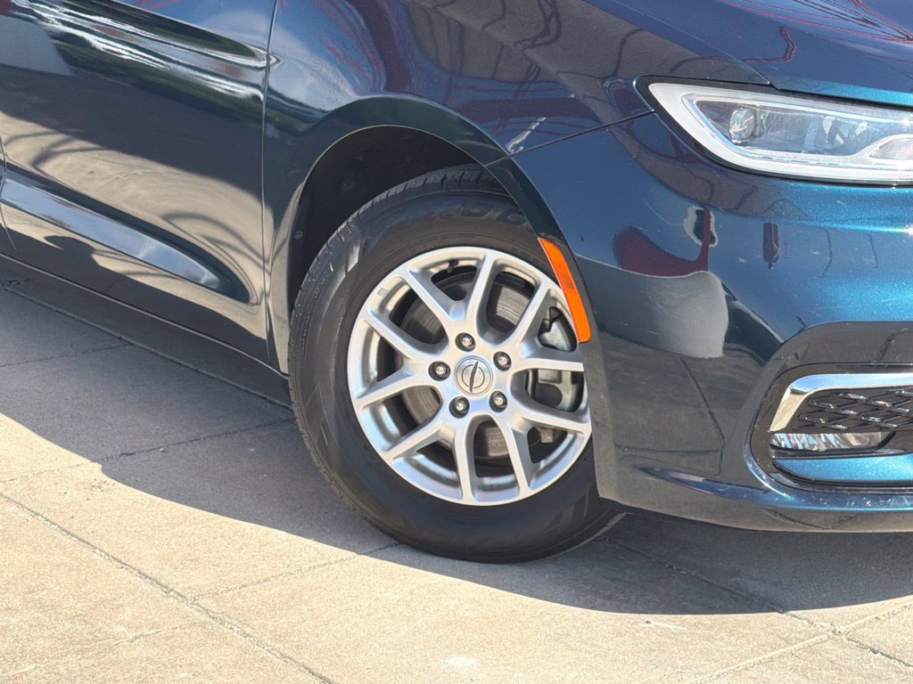 Used 2023 Chrysler Pacifica Touring-L FWD image 9