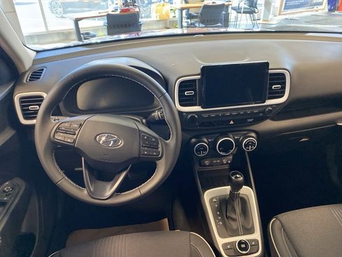 New 2025 Hyundai Venue Limited image 7