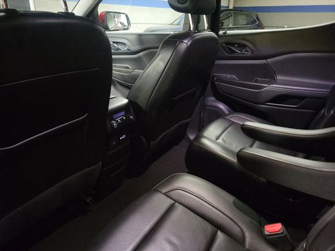 Used 2023 GMC Acadia SLT image 13