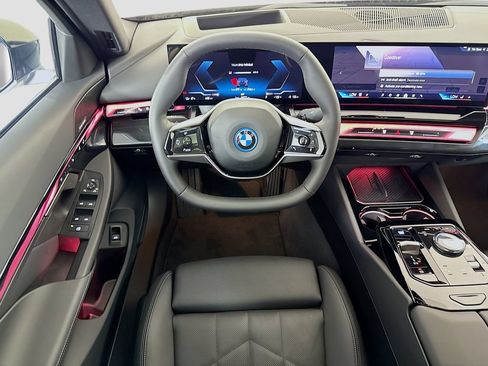 Used 2025 BMW i5 eDrive40i w/ Premium Package RWD image 10