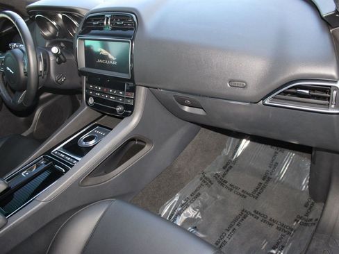 Used 2019 Jaguar F-PACE Premium image 28