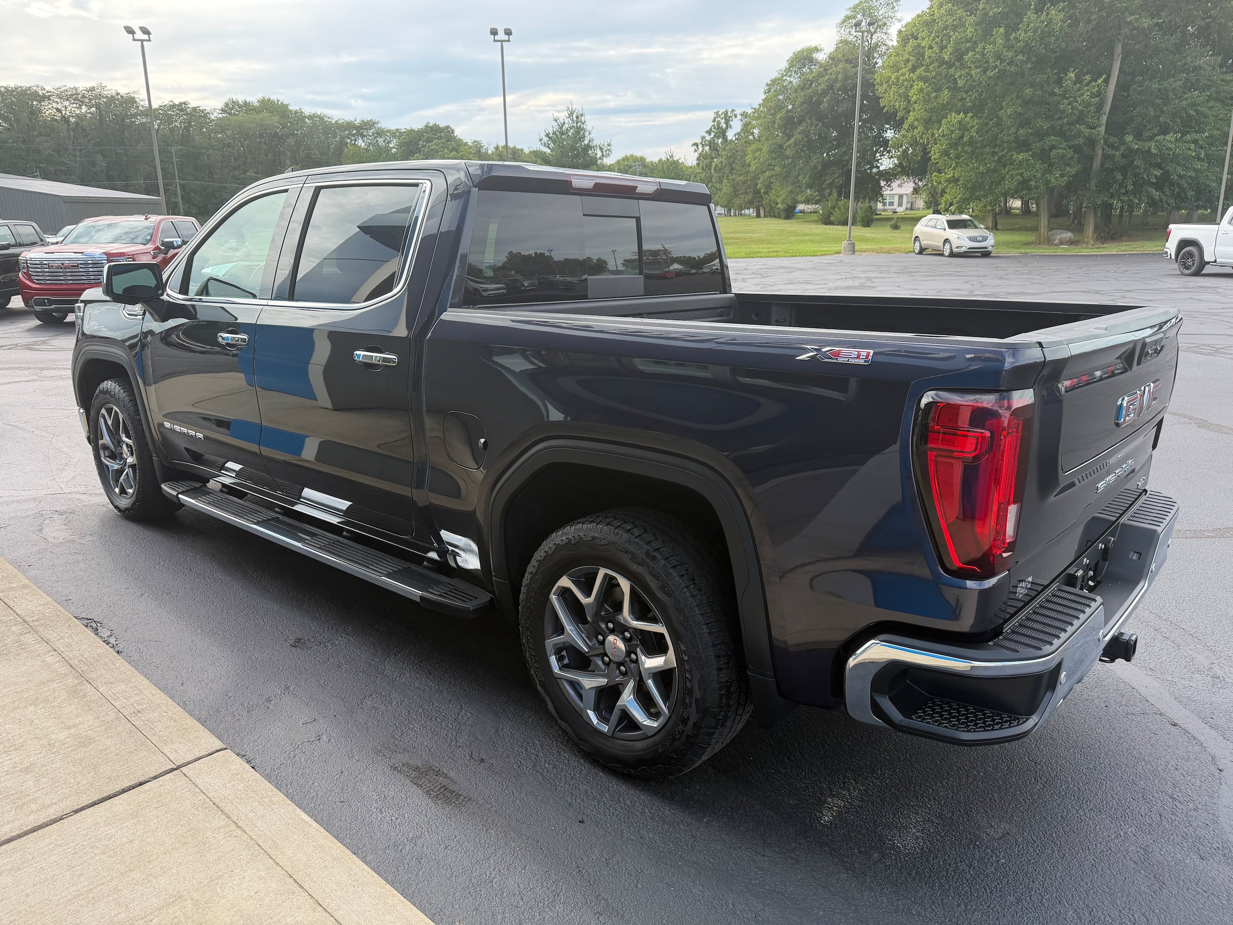 Used 2022 GMC Sierra 1500 SLT w/ SLT Premium Plus Package AWD/4WD image 9