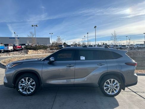 Used 2026 Toyota Highlander Limited image 2