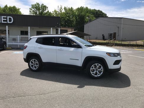 Used 2025 Jeep Compass Latitude AWD/4WD image 4