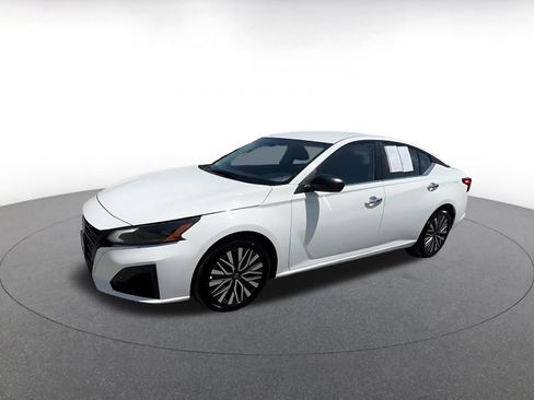 Used 2025 Nissan Altima 2.5 SV FWD image 8