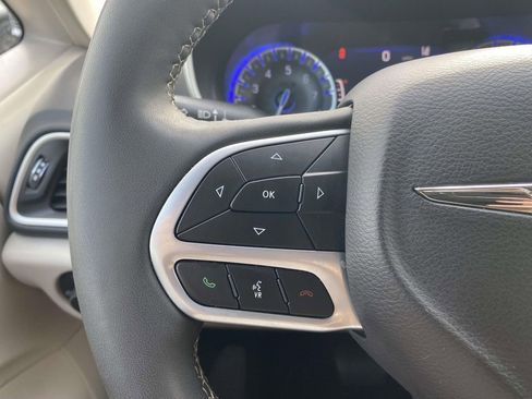 Used 2023 Chrysler Pacifica Touring-L image 19