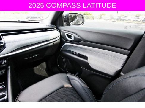 Used 2025 Jeep Compass Latitude image 11
