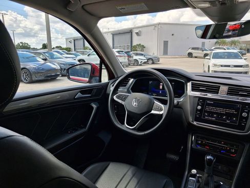 Used 2023 Volkswagen Tiguan SE w/ Panoramic Sunroof Package FWD image 9