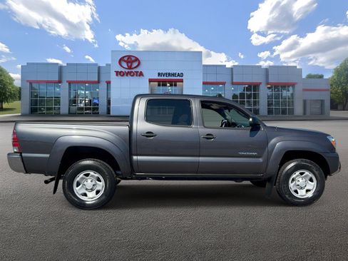 Used 2015 Toyota Tacoma PreRunner w/ SR5 Package RWD image 3