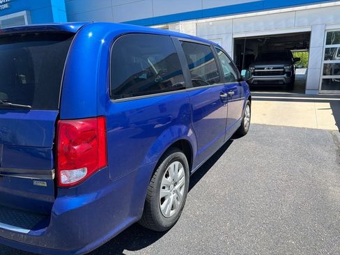 Used 2019 Dodge Grand Caravan SE w/ UConnect Hands-Free Group FWD image 9