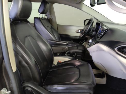 Used 2021 Chrysler Voyager Lxi FWD image 21