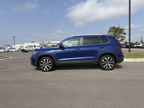 Used 2023 Volkswagen Taos SE FWD image 2