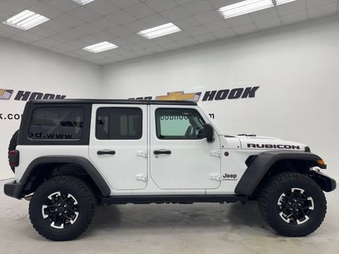 Used 2025 Jeep Wrangler Unlimited Rubicon AWD/4WD image 4
