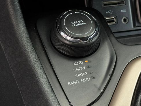 Used 2016 Jeep Cherokee Sport image 17