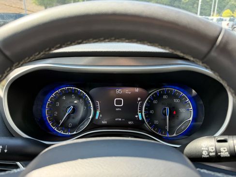 Used 2024 Chrysler Pacifica Touring-L FWD image 16