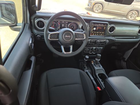 Used 2023 Jeep Gladiator Overland AWD/4WD image 8