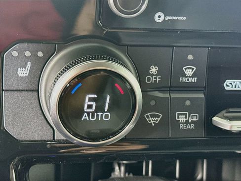 Used 2021 Toyota Highlander XLE FWD image 20