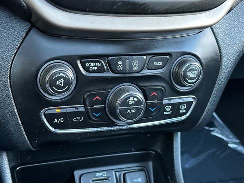Used 2016 Jeep Cherokee Limited w/ Luxury Group AWD/4WD image 22