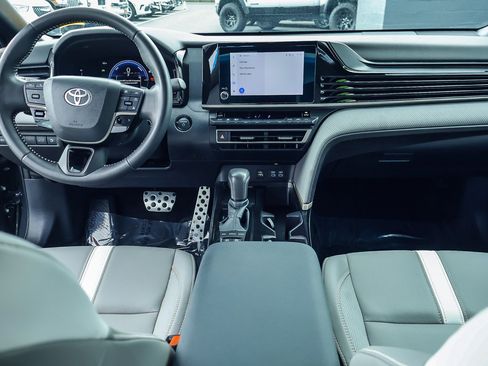 Used 2025 Toyota Camry SE FWD image 6