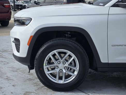 New 2025 Jeep Grand Cherokee Laredo RWD image 5