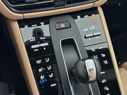 Certified 2022 Porsche Macan AWD/4WD image 22