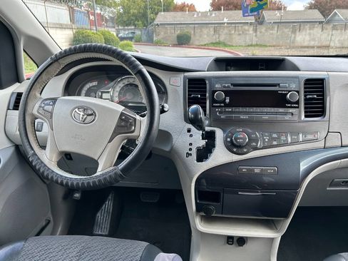 Used 2011 Toyota Sienna SE image 9
