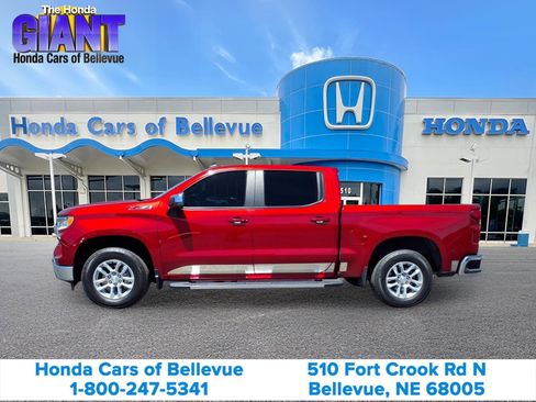 Used 2022 Chevrolet Silverado 1500 LT w/ Z71 Off-Road Package AWD/4WD image 2