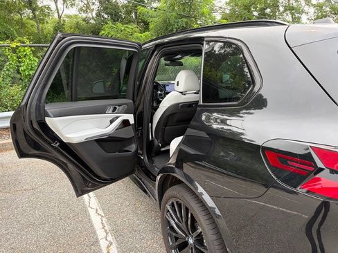 Used 2024 BMW X5 xDrive40i w/ M Sport Package AWD/4WD image 12
