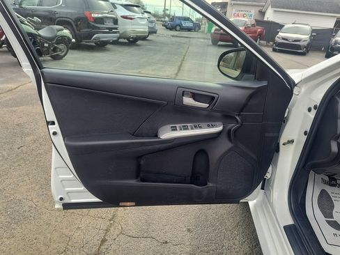 Used 2012 Toyota Camry L image 17