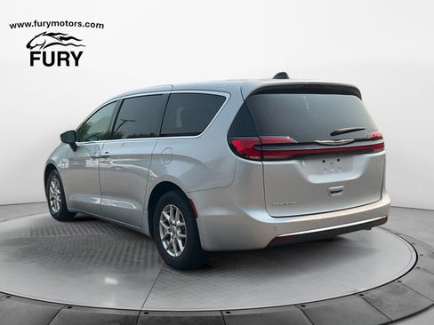 Used 2024 Chrysler Pacifica Touring-L FWD image 5