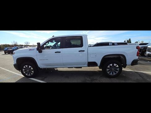Used 2024 Chevrolet Silverado 2500 Custom w/ Custom Value Package image 3
