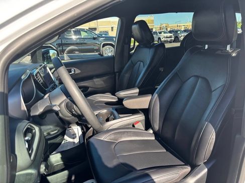 Used 2025 Chrysler Pacifica Select FWD image 14
