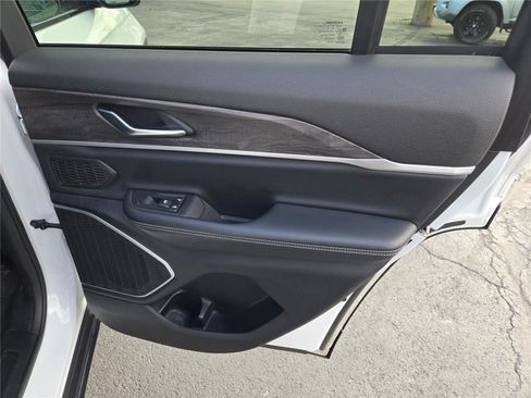 Certified 2022 Jeep Grand Cherokee Limited image 9