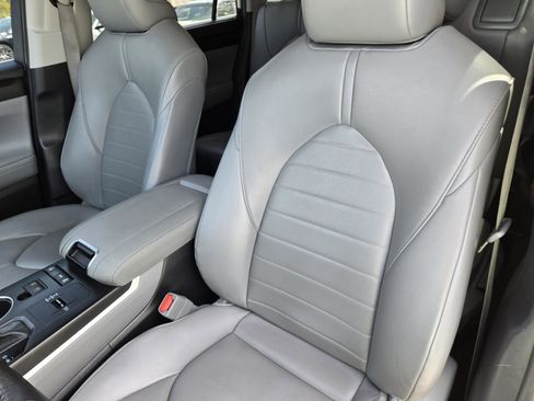 Used 2021 Toyota Highlander XLE FWD image 16