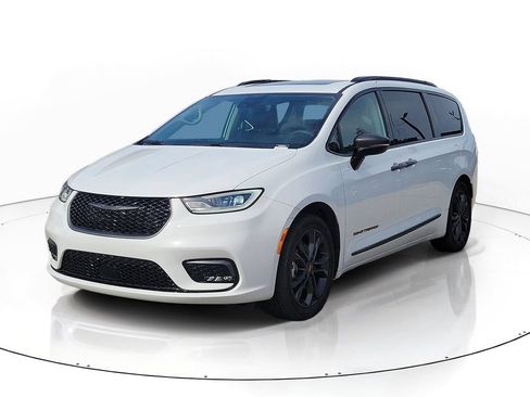 Used 2024 Chrysler Pacifica Touring-L w/ Road Tripper Package FWD image 2